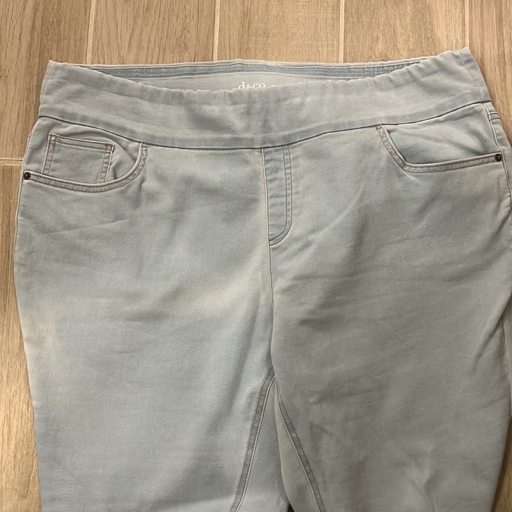 Denim & Co. 22WP Bleached Denim Pull On Jeans- Mint Condition Straight Leg